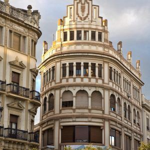 Edificio modernista en calle Cruz Conde. Córdoba